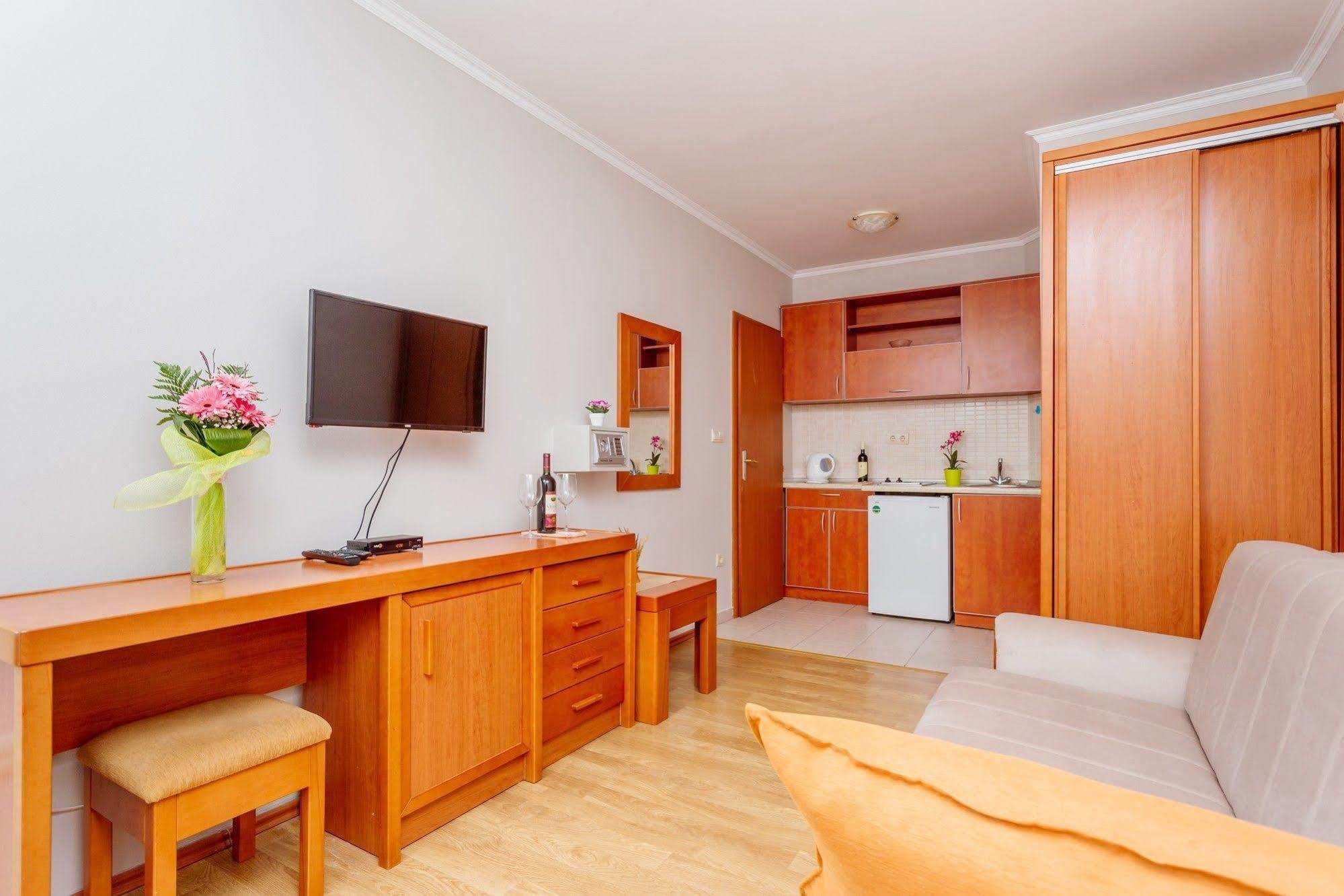 Perper Hotel Donja Lastva Bagian luar foto