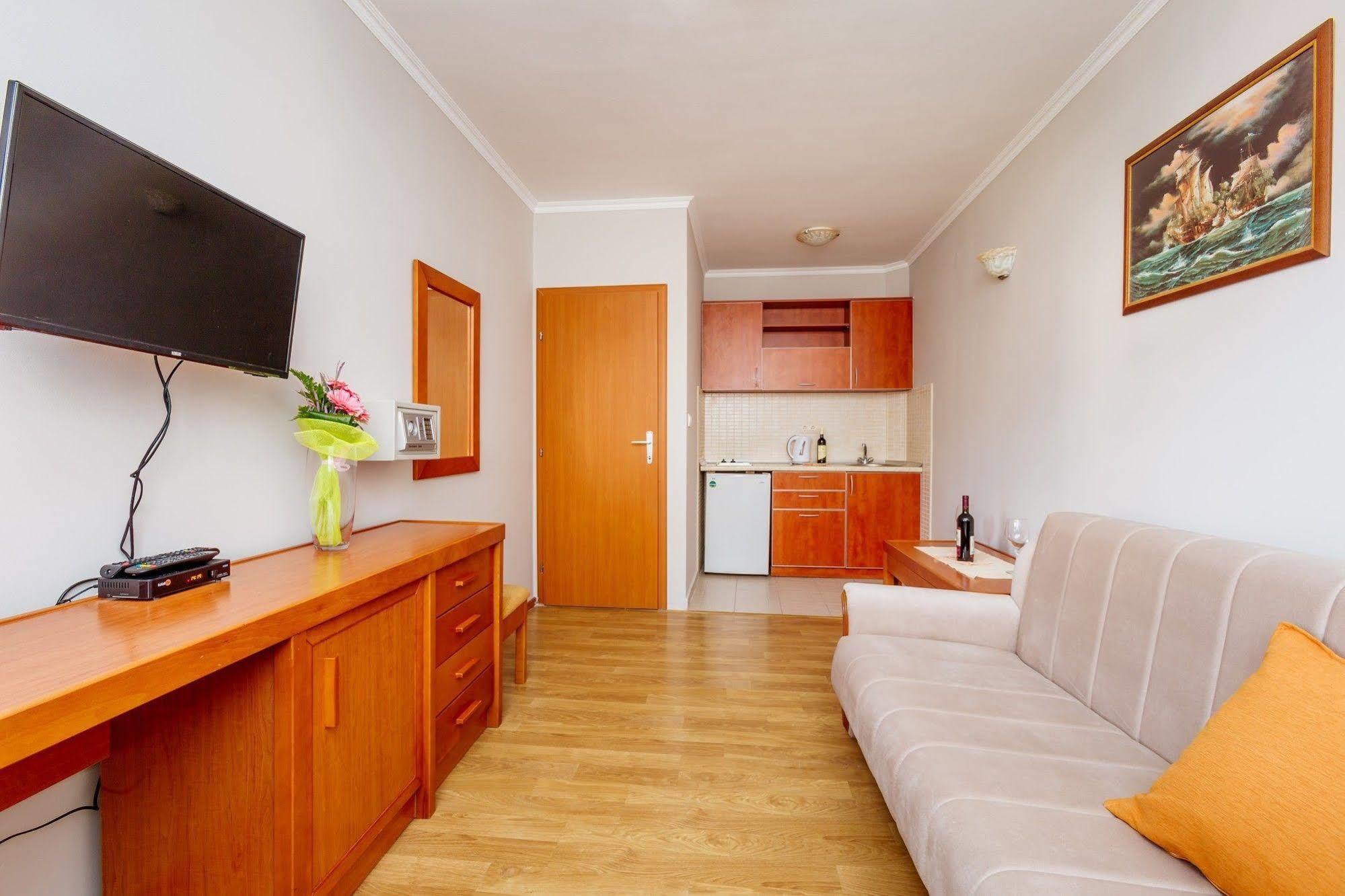 Perper Hotel Donja Lastva Bagian luar foto
