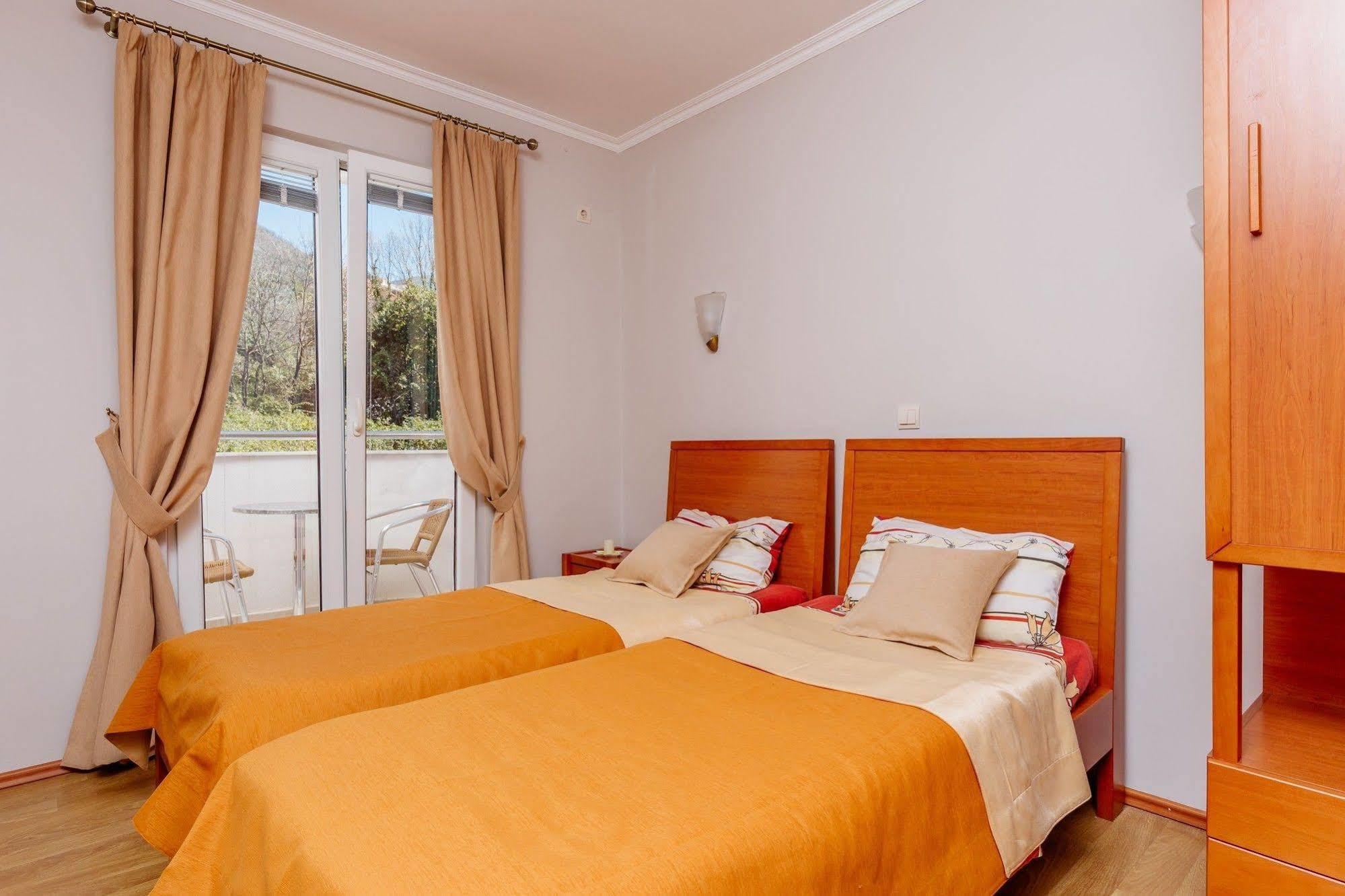 Perper Hotel Donja Lastva Bagian luar foto