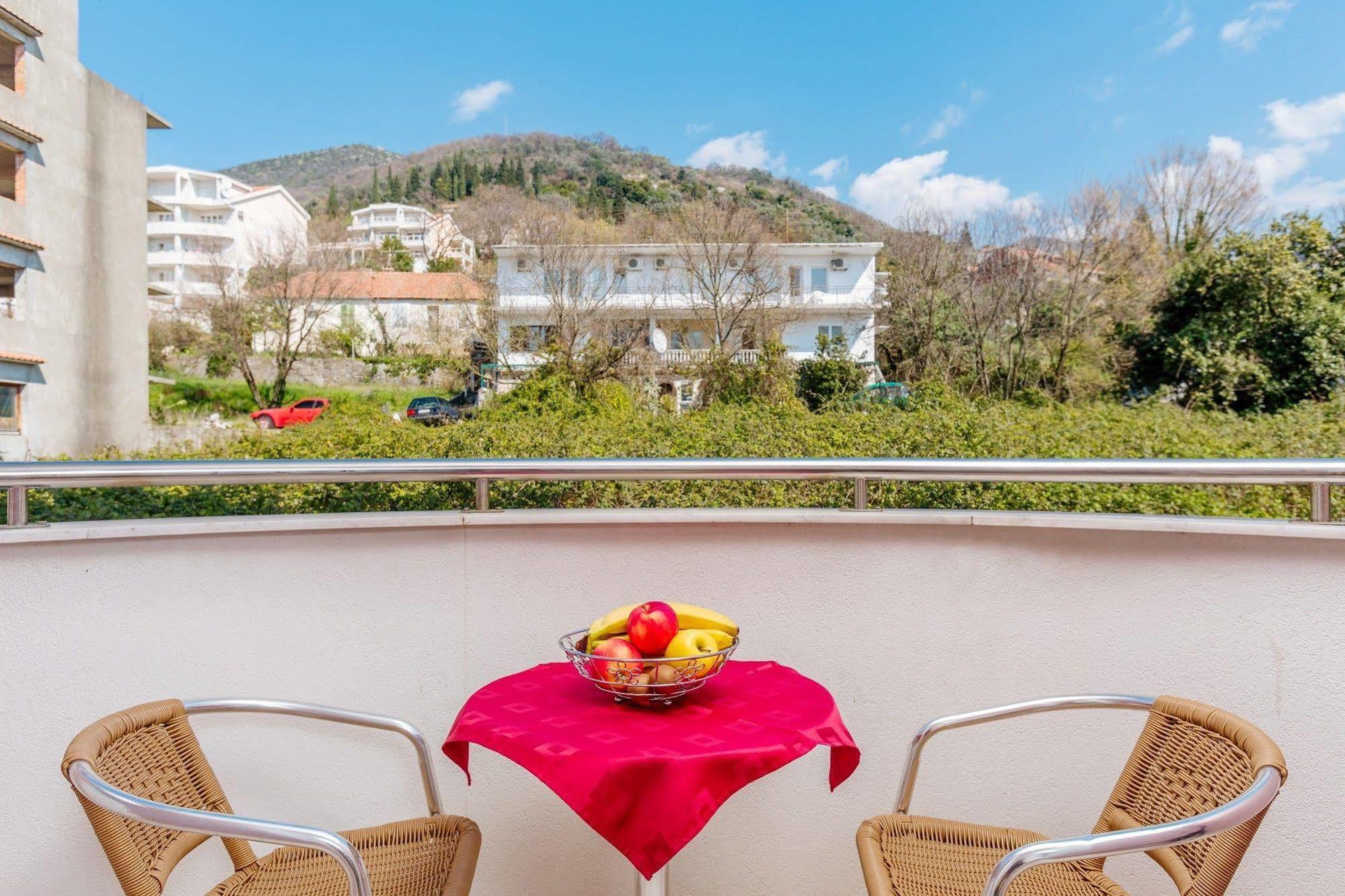 Perper Hotel Donja Lastva Bagian luar foto