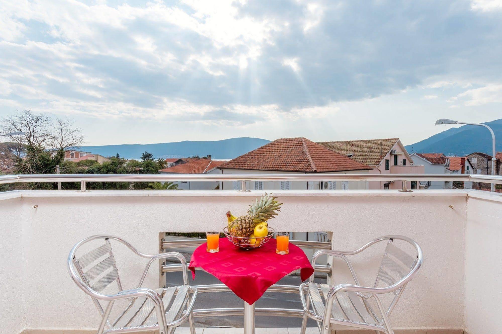 Perper Hotel Donja Lastva Bagian luar foto